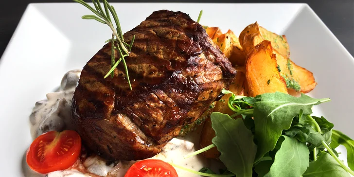 Hovězí steak z vyzrálé argentinské svíčkové s přílohou a omáčkou z hub