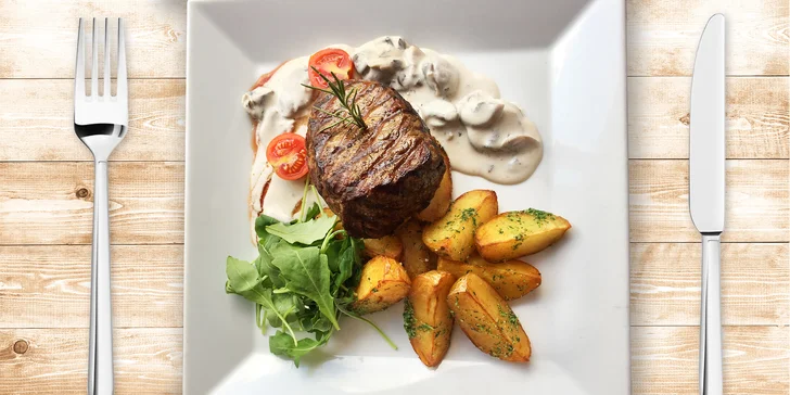 Hovězí steak z vyzrálé argentinské svíčkové s přílohou a omáčkou z hub