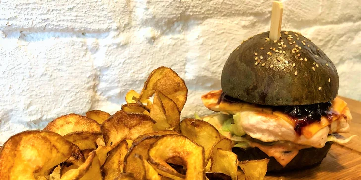 Tatarák a Cheese Chicken Burger s domácími chipsy v Myslivně