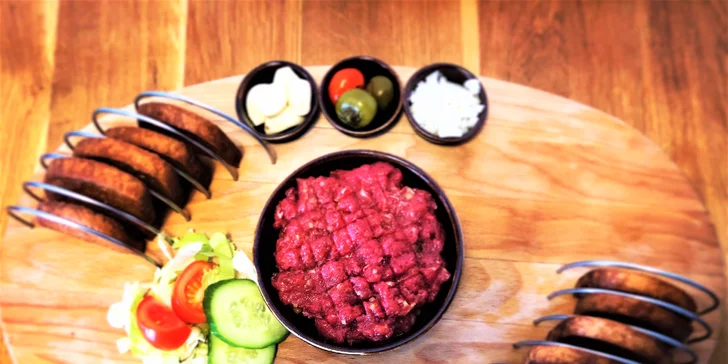 Tatarák a Cheese Chicken Burger s domácími chipsy v Myslivně