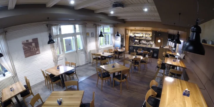Tatarák a Cheese Chicken Burger s domácími chipsy v Myslivně