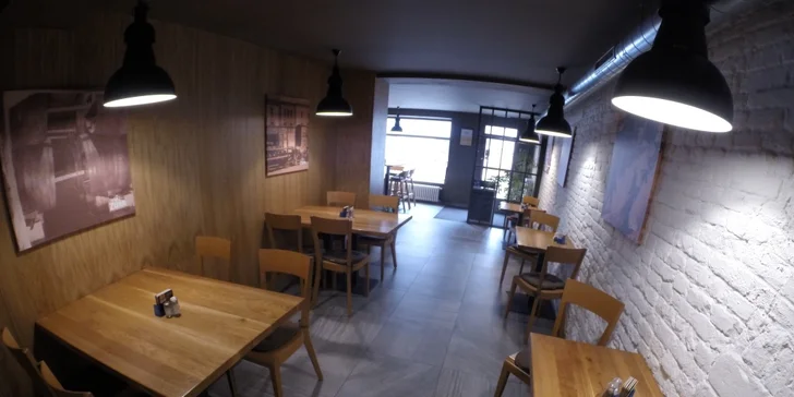 Tatarák a Cheese Chicken Burger s domácími chipsy v Myslivně