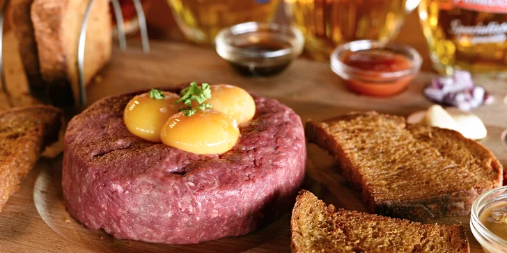 300 nebo 500 g míchaného hovězího tataráku a neomezené množství topinek