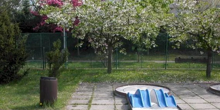 Dvě hodiny venkovního minigolfu pro dva vč. zapůjčení vybavení