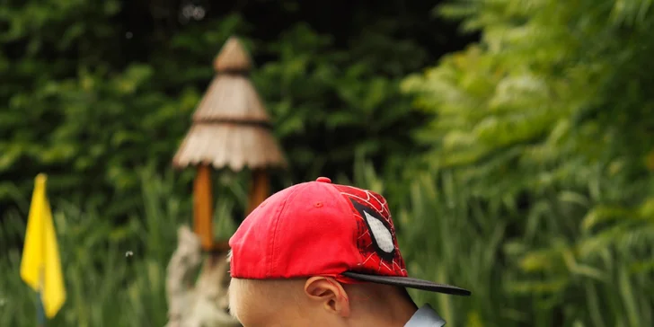 Minigolf kousek od Prahy: 80 minut zábavy pro 2 dospělé i rodiny s dětmi