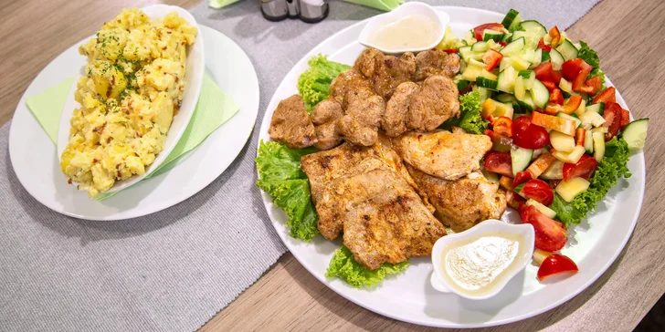 Steak menu z grilu až pro 3 jedlíky: vepřové i kuřecí maso, šťouchané brambory, omáčky a zelenina