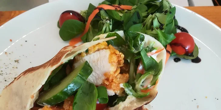 Naducaná tortilla s kuřecími stripsy, čerstvou zeleninou a dresingem
