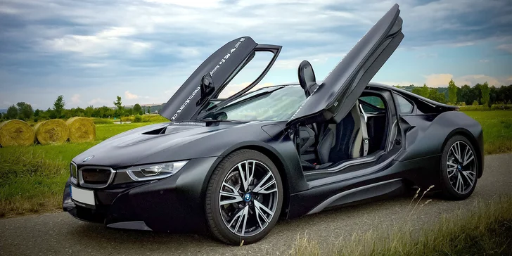 Jízda v milionovém bouráku: futuristický vůz BMW i8 Frozen Black Edition