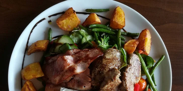 Farmářský salát s vejcem, opečeným bramborem, slaninou i panenkou