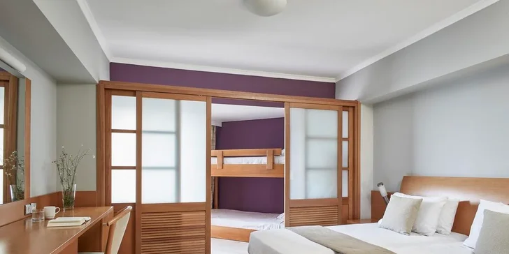 Nechybí ani TV, telefon, minibar a trezor. 