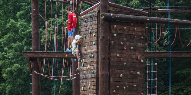 Zdolejte překážky v lanovém centru: 2 hodiny adrenalinu pro 2 osoby