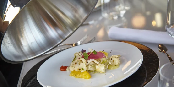 Degustační menu od špičkového šéfkuchaře podávané v oblacích: plošina zavěšená ve výšce 50 metrů