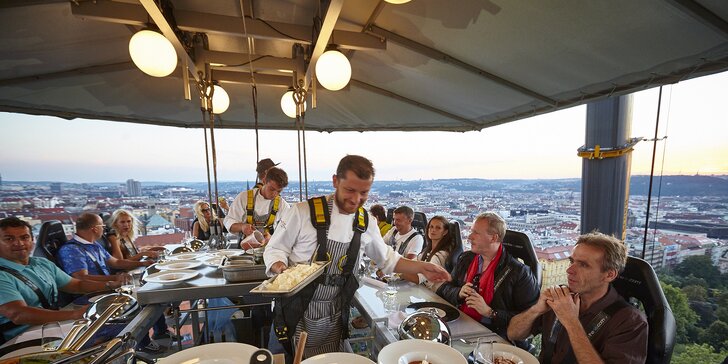 Exkluzivní 4chodová večeře od špičkového šéfkuchaře podávaná 50 metrů nad rozsvícenou Prahou