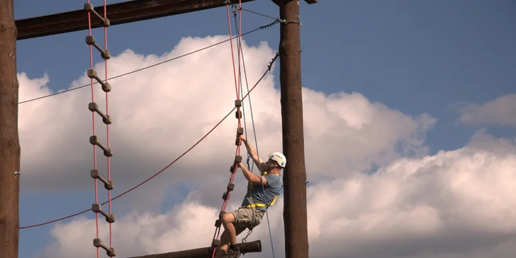 Zdolejte překážky v lanovém centru: 2 hodiny adrenalinu pro 2 osoby