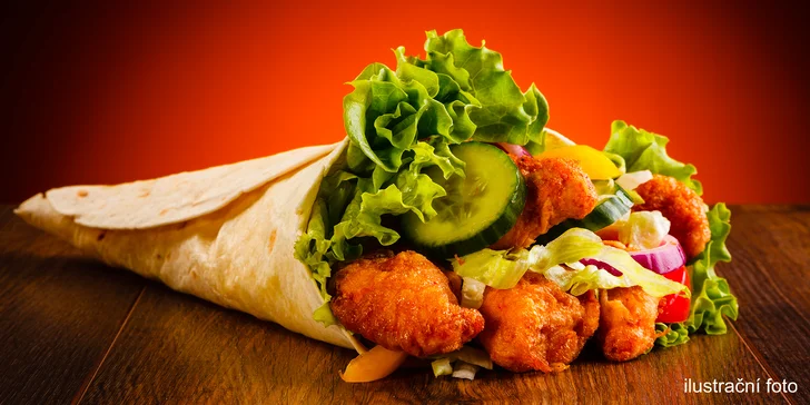 Naducaná tortilla s kuřecími stripsy, čerstvou zeleninou a dresingem