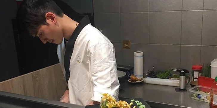 Vietnamsko-thajské menu pro 2 osoby: sushi, polévka, losos, kari i dezert