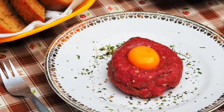 200 g tataráčku a topinky v podzemním krytu pod Špilasem