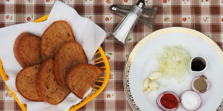 200 g tataráčku a topinky v podzemním krytu pod Špilasem