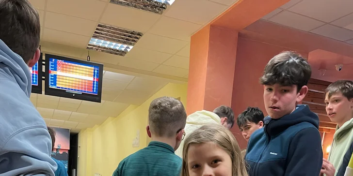 Venku čeká oplocená zahrada, kde je i sluneční terasa, prostorné ohniště, volejbalové hřiště a ping-pong.
