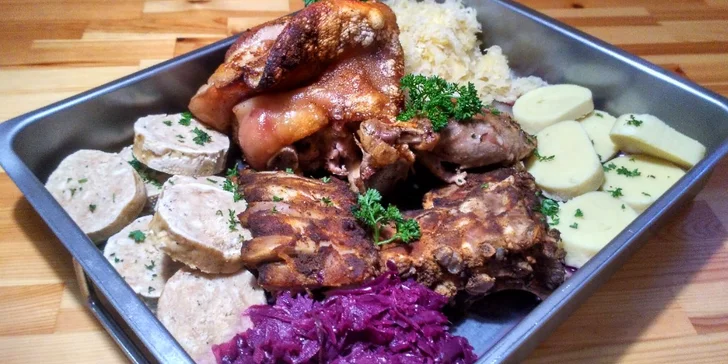 Pekáč plný masa pro 2-3 osoby v restauraci v centru Prahy