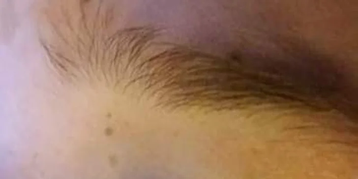 Prodlužování řas, lash lifting i rekonstrukce a barvení obočí