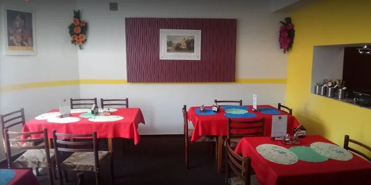 Indické menu s polévkou a hlavním jídlem: kuřecí i vegetariánská varianta