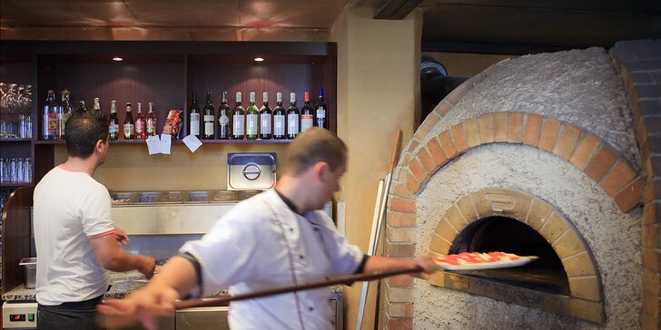 DVĚ báječné pizzy v La Fabbrice - výběr z 24 druhů