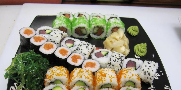 Svěží letní sushi sety: 16 nebo 32 rolek s lososem, tuňákem i krevetami