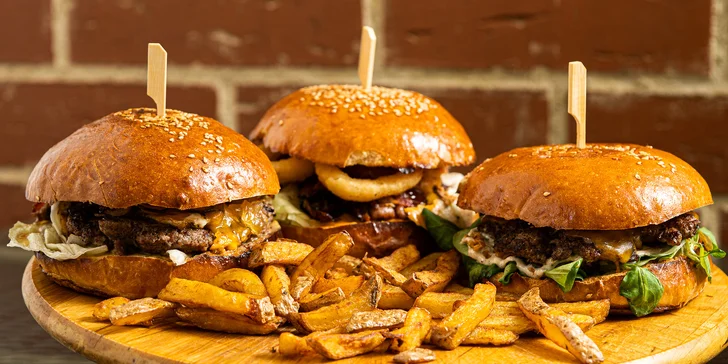 Dáte si burger s hovězím nebo kuřecím masem?