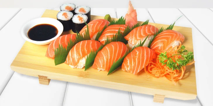 Svěží letní sushi sety: 16 nebo 32 rolek s lososem, tuňákem i krevetami