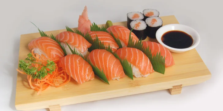 Svěží letní sushi sety: 16 nebo 32 rolek s lososem, tuňákem i krevetami