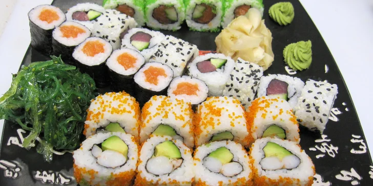 Svěží letní sushi sety: 16 nebo 32 rolek s lososem, tuňákem i krevetami