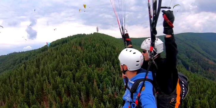 Tandemový paragliding: adrenalinový let v Beskydech či na Slovensku