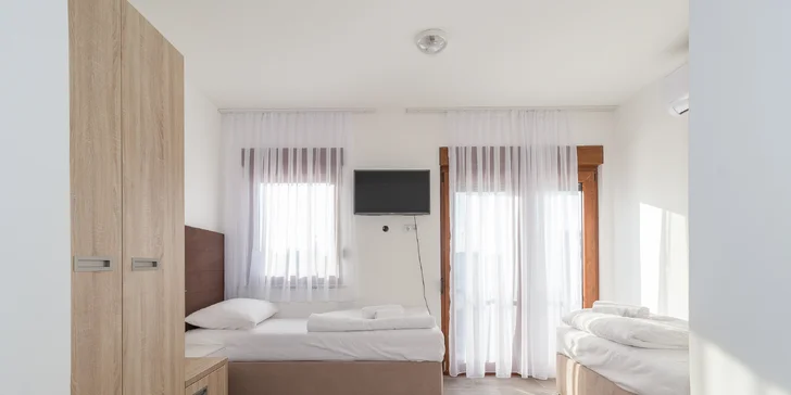 Krásná dovolená v chorvatské Istrii: hotel se snídaní přímo na písečné pláži