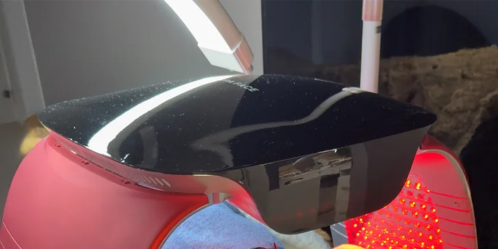 Moderní techniky zahrnují vodní peeling, bylinné peelingy, ultrazvuk a LED terapii. 