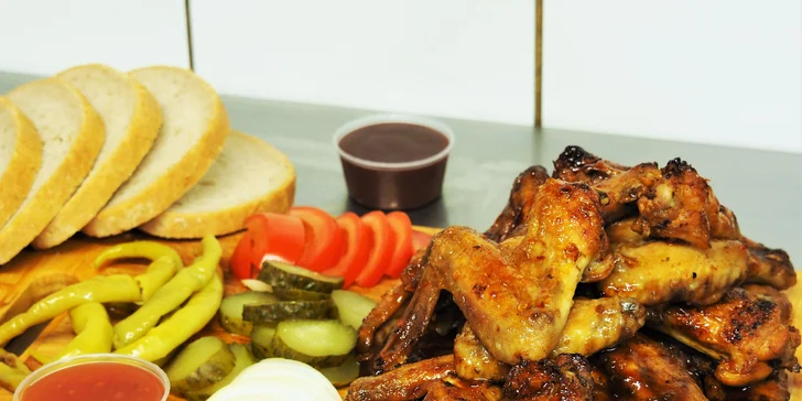 Kilo kuřecích křídel v BBQ nebo jemně pikantní marinádě s přílohami