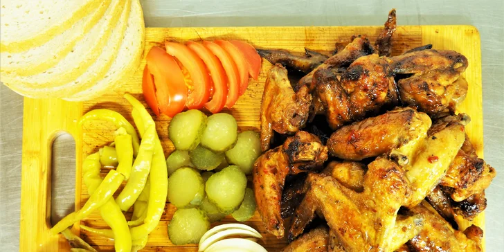 Kilo kuřecích křídel v BBQ nebo jemně pikantní marinádě s přílohami
