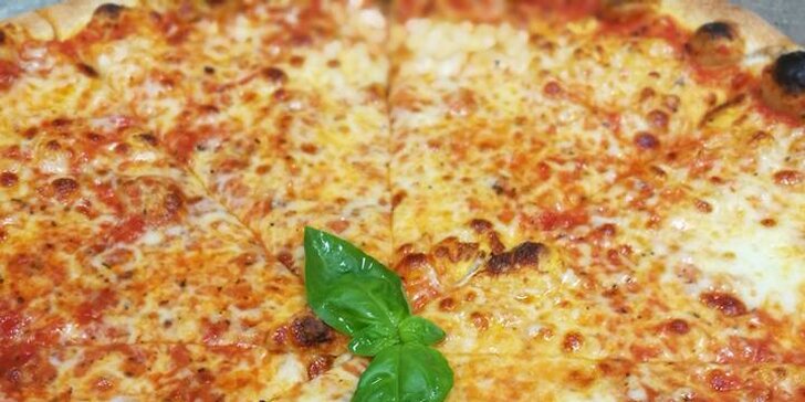 Posezení v pizzerii: 1 nebo 2 pizzy s průměrem 40 cm, na přání ochucený okraj