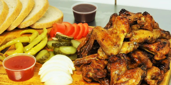 Kilo kuřecích křídel v BBQ nebo jemně pikantní marinádě s přílohami