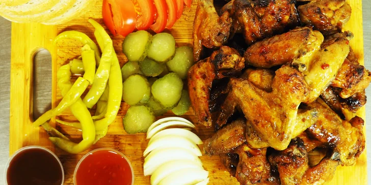 Kilo kuřecích křídel v BBQ nebo jemně pikantní marinádě s přílohami