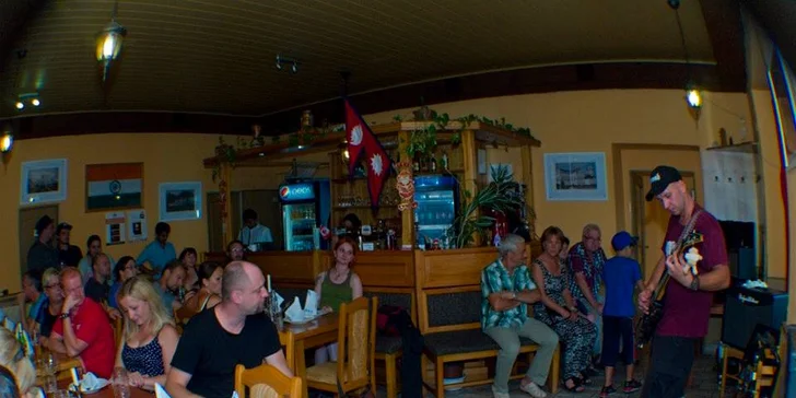 Indické menu s polévkou a hlavním chodem v autentické restauraci Namaskar