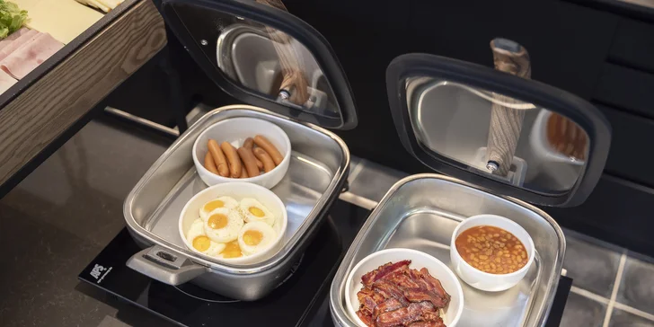 Na raňajky sa podávajú volské oká, párky alebo slanina s fazuľami.