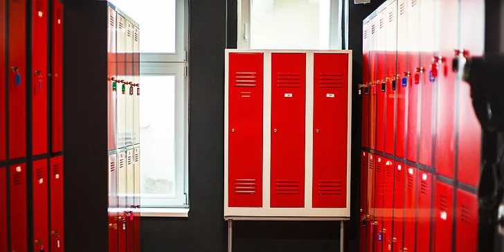 Zvedněte činky: vstup do posilovny a fitka s moderním vybavením
