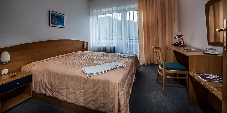 Na výběr je pokoj jednolůžkový, dvoulůžkový a rodinná buňka.