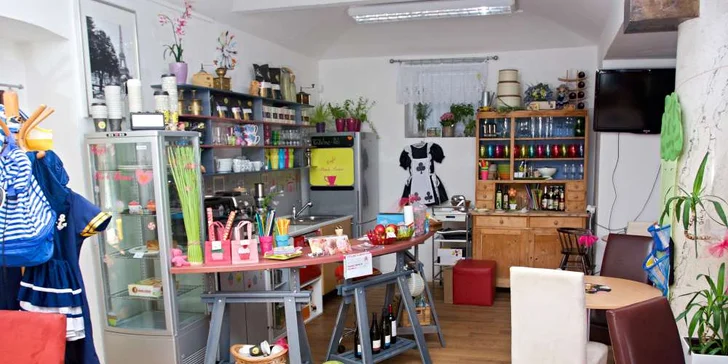 Chvilka pohody: Růžový flat white a švestkový koláč s sebou