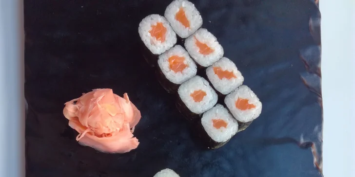 Sushi sety s rolkami maki, nigiri, krevetami, závitky, saláty i ovocem
