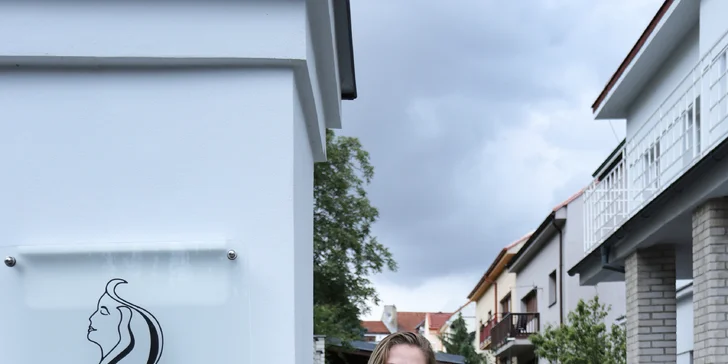 Kobido masáž stimuluje krevní oběh, zpevňuje pleť a pomáhá redukovat jemné vrásky.