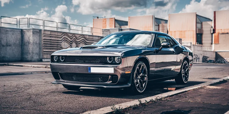 Dopřát si můžete i svezení v Dodge Challenger 2018 V6 (305 koní, automatická 8stupňová převodovka, zadní náhon).
