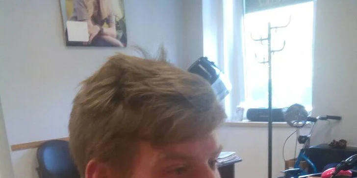 Profesionální barber střih od vlasové stylistky pro pány
