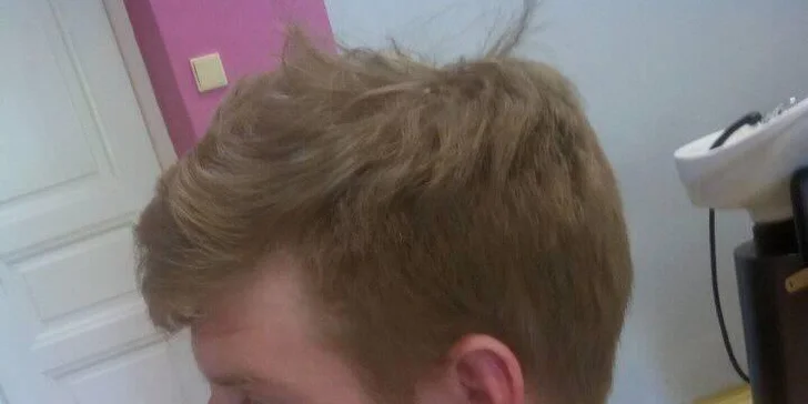 Profesionální barber střih od vlasové stylistky pro pány